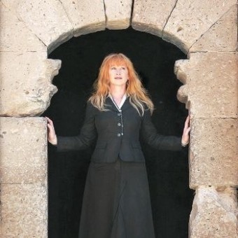 Loreena McKennitt 1990 - Live In Vancouver - Na escolha de 10 álbuns musicais, 10 filmes ou desenhos, o Pen-Drive será grátis...Aproveite!