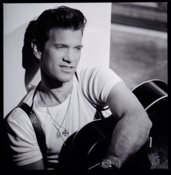 Chris Isaak 2016 - Singles & Remix - Na escolha de 10 álbuns musicais, 10 filmes ou desenhos, o Pen-Drive será grátis...Aproveite!